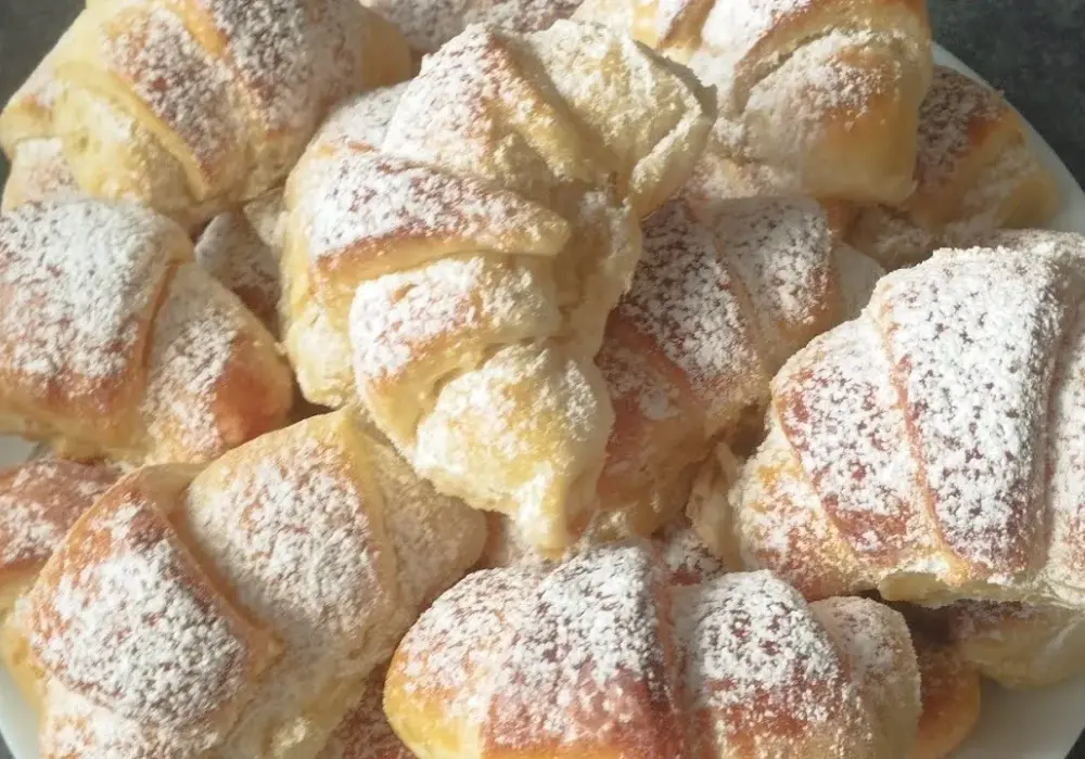 Drożdżowe rogaliki z marmoladą, kruszonką i lukrem cytrynowym