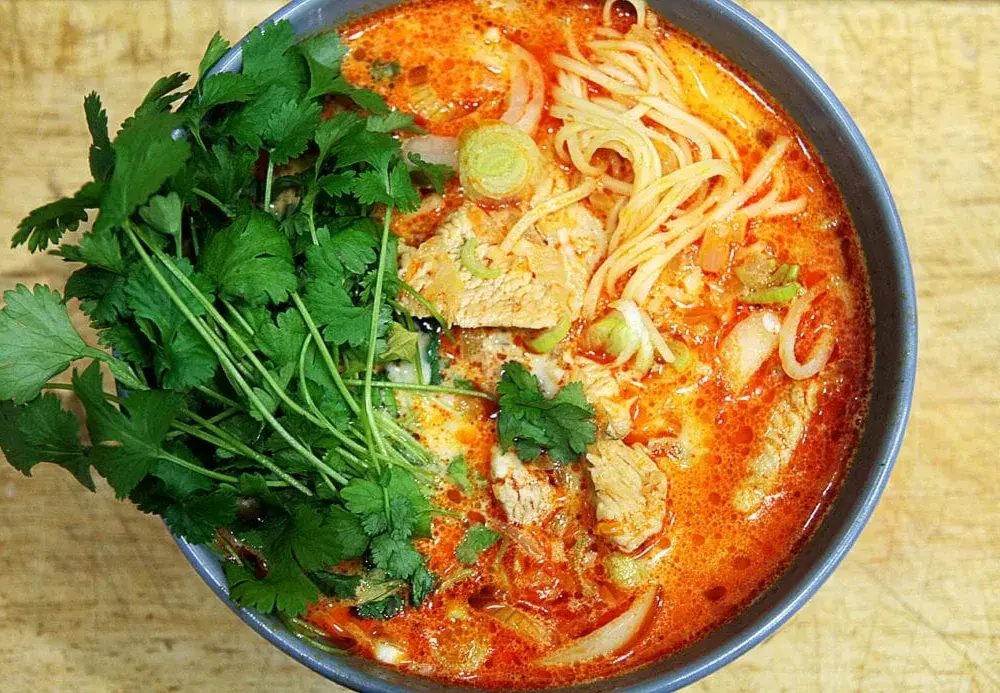 Dania z mlekiem kokosowym: curry, zupy, desery, koktajle