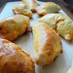 Pierogi pieczone z różnym nadzieniem: mięsnym, serowym, warzywnym
