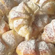 Drożdżowe rogaliki z marmoladą, kruszonką i lukrem cytrynowym