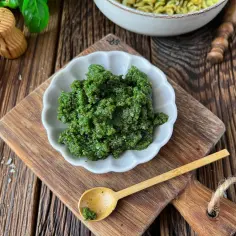 Pesto z bazylii, szparagów, orzechów włoskich i parmezanu