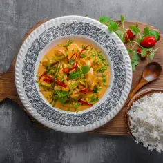 Zupa z kurczakiem, ryżem, warzywami i curry