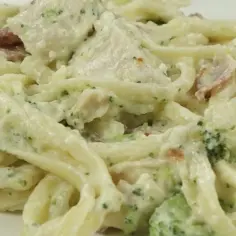 Makaron z brokułami, boczkiem, sosem śmietanowym i parmezanem