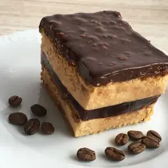 Ciasto bez pieczenia z herbatnikami, kremem i galaretką