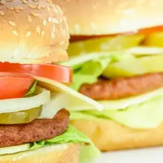 Jak długo smażyć burgery wołowe, by były idealnie soczyste i nie przesuszone?
