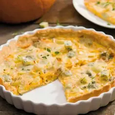 Tarta z dynią, serem kozim, tymiankiem i miodowym sosem