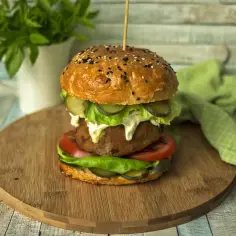 Ile kalorii ma wege burger? Porównanie z tradycyjnym i zdrowsze opcje