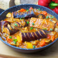 Kiełbasa z pieczarkami, cebulą, papryką i ziemniakami