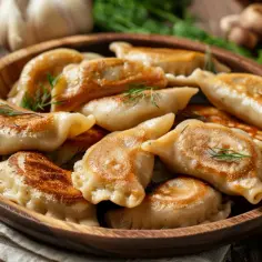 Pierogi z kaszą gryczaną, pieczarkami i cebulą