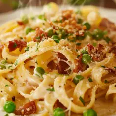 Tagliatelle w sosie śmietanowym z boczkiem i zielonym groszkiem