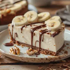 Sernik bananowy na zimno z polewą czekoladową i orzechami