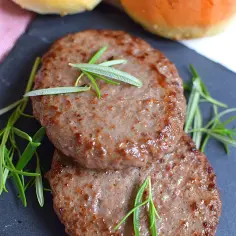 Jak smażyć burgery wołowe na patelni, by były soczyste i idealnie przypieczone