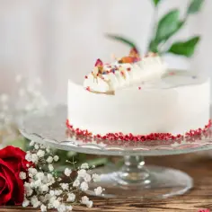 Tort Malinowy z Białą Czekoladą - Wyjątkowy Smak dla Twojego Wyjątkowego Dnia