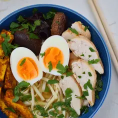 Jak zrobić pyszny ramen z kurczakiem w domu – prosty przepis krok po kroku