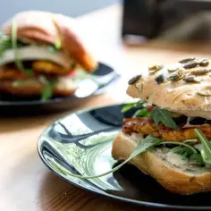 Ile kcal ma burger z kurczakiem? Sprawdź, czy to zdrowy wybór i unikaj błędów