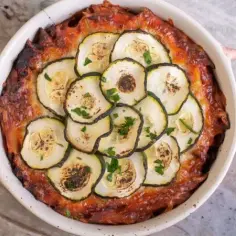 Zapiekanka z cukinii, mięsa mielonego i sera mozzarella