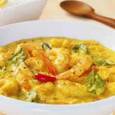 Krewetki w mleku kokosowym z curry, imbirem, kolendrą i ryżem
