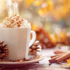 Kawa Pumpkin Spice z syropem dyniowym i przyprawami