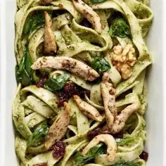 Makaron pesto z suszonymi pomidorami, parmezanem i orzechami pinii