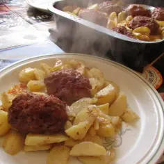 Ile piec burgery w piekarniku? Prosty przepis na soczyste burgery z indyka