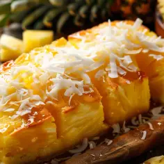 Przepis na ciasto Pina Colada z ananasem, kokosem i rumem