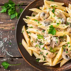 Makaron penne z kurkami, kurczakiem i śmietaną