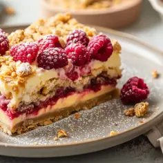 Placek i tarta z malinami, budyniem i kruszonką