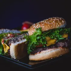 Jakie mięso na burgera wybrać, by smakował idealnie? Sprawdź najlepsze opcje!