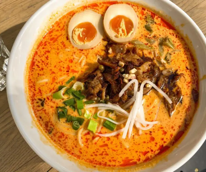 Gdzie na ramen w Warszawie? Sprawdź najlepsze miejsca i uniknij rozczarowania!