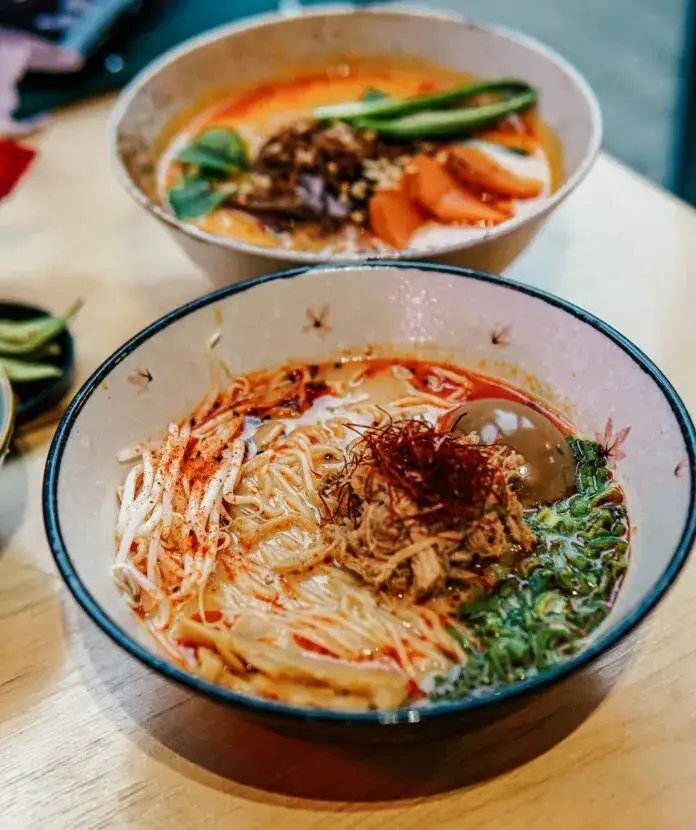 Zdjęcie Czy ramen jest dobry? Korzyści zdrowotne, smak i wady tego popularnego dania