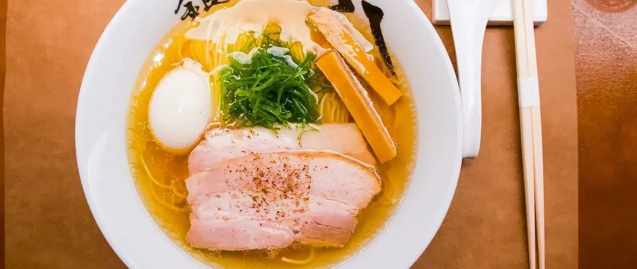 Zdjęcie Ile kalorii ma ramen? Sprawdź kaloryczność różnych rodzajów i zdrowych wersji