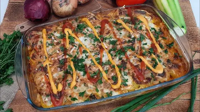 Zdjęcie Zapiekanka z cukinii, mięsa mielonego i sera mozzarella