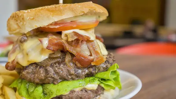 Jak doprawić mięso wołowe na burgery – sekret idealnego smaku i soczystości