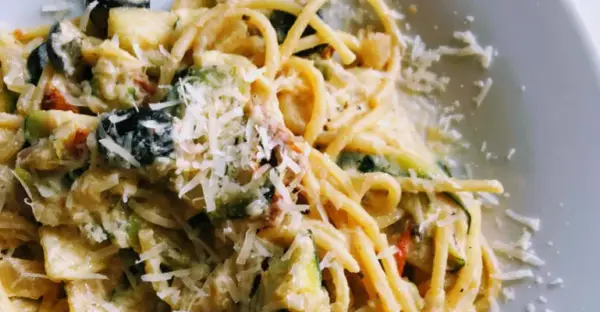 Makaron z cukinią, szpinakiem, serem ricotta i orzechami włoskimi