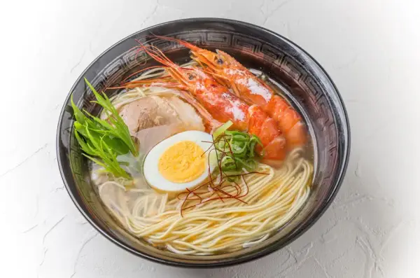 Czy ramen jest dobry? Korzyści zdrowotne, smak i wady tego popularnego dania